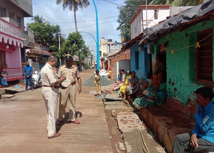 ಗೌಂಡವಾಡ ಗ್ರಾಮದಲ್ಲಿ ಪೊಲೀಸರು ಪರಿಶೀಲನೆ ನಡೆಸುತ್ತಿರುವ ದೃಶ್ಯ 