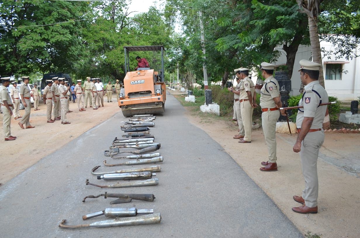 ಪೊಲೀಸ್‌ ಮೈದಾನದಲ್ಲಿ ಕರ್ಕಶ ಶಬ್ದ ಮತ್ತು ಭಾರಿ ಹೊಗೆಬಿಡುವ ವಾಹನಗಳ ಹೊಗೆ ಕೊಳವೆಗಳನ್ನು ನಾಶ ಪಡಿಸಲಾಯಿತು.