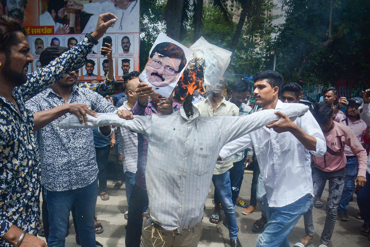 ಬಂಡಾಯ ಶಾಸಕರ ನಾಯಕ ಏಕನಾಥ್‌ ಶಿಂಧೆ ಬೆಂಬಲಿಗರು ಸಂಸದ ಸಂಜಯ್‌ ರಾವುತ್‌ ಅವರ ಪ್ರತಿಕೃತಿಯನ್ನು ಠಾಣೆ ಮಹಾನಗರ ಪಾಲಿಕೆ ಮುಂಭಾಗ ಸೋಮವಾರ ದಹಿಸಿದರು – ಪಿಟಿಐ ಚಿತ್ರ