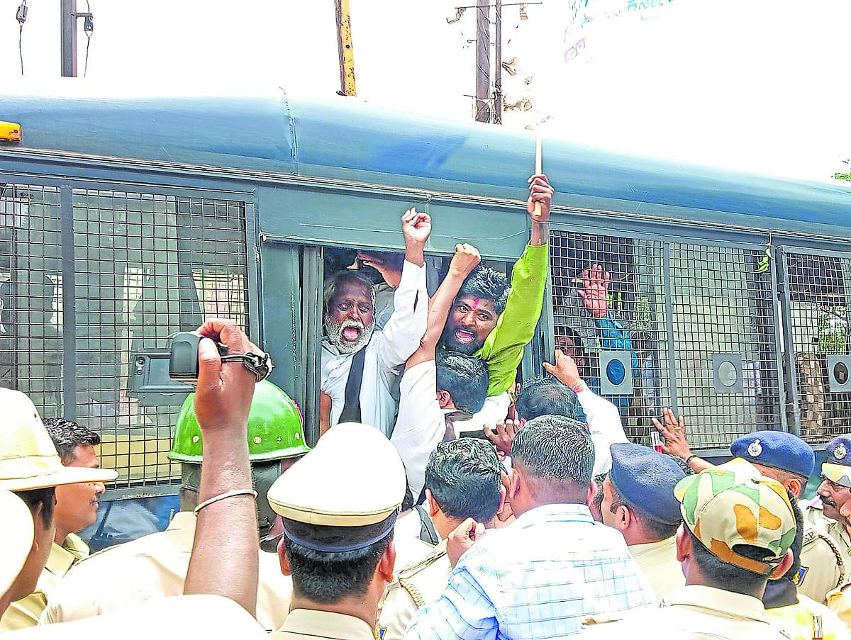 ಹುಮನಾಬಾದ್‌ನಲ್ಲಿ ಪ್ರತಿಭಟನಾಕಾರರನ್ನು ಪೊಲೀಸರು ವಶಕ್ಕೆ ಪಡೆದರು