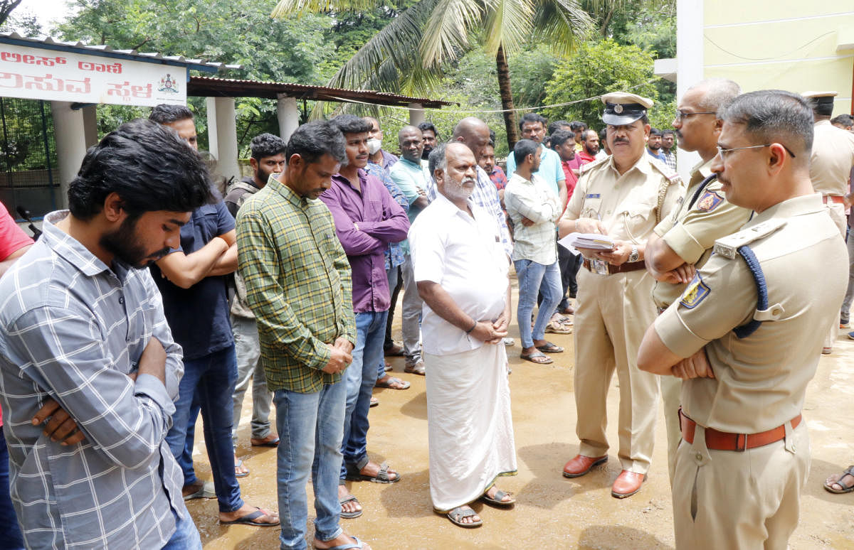 ಶಿವಮೊಗ್ಗದಲ್ಲಿ ವಿವಿಧ ಅಪರಾಧ ಪ್ರಕರಣಗಳಲ್ಲಿ ರೌಡಿ ಶೀಟರ್‌ಗಳಾಗಿ ದಾಖಲಾಗಿರುವ ವ್ಯಕ್ತಿಗಳಿಗೆ ನಗರದ ಡಿಆರ್ ಮೈದಾನದಲ್ಲಿ ಎಸ್ಪಿ ಡಾ.ಲಕ್ಷ್ಮೀ ಪ್ರಸಾದ್‌ ರೌಡಿ ಪರೇಡ್ ನಡೆಸಿದರು