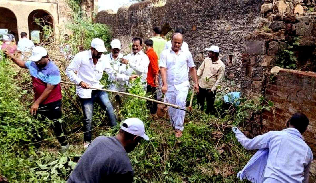 ಬಸವಕಲ್ಯಾಣದ ಐತಿಹಾಸಿಕ ಕೋಟೆಯಲ್ಲಿ ಭಾನುವಾರ ಸ್ವಚ್ಛತಾ ಕಾರ್ಯ ನಡೆಯಿತು