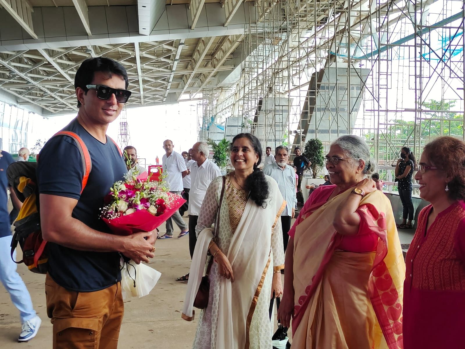 ಸೋನು ಸೂದ್ ಅವರನ್ನು ಸ್ವಾಗತಿಸಿದ ಪ್ರಜ್ಞಾ ಕೌನ್ಸೆಲಿಂಗ್ ಸೆಂಟರ್‌ ನಿರ್ದೇಶಕಿ ಡಾ. ಹಿಲ್ದಾ ರಾಯಪ್ಪನ್