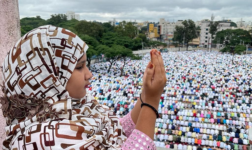 ಬೆಂಗಳೂರಿನ ಮೈಸೂರು ರಸ್ತೆಯಲ್ಲಿರುವ ಈದ್ಗಾ ಮೈದಾನದಲ್ಲಿ ಭಾನುವಾರ ತ್ಯಾಗ ಬಲಿದಾನದ ಸಂಕೇತವಾಗಿರುವ 'ಈದ್‌ ಅಲ್ ಅದಾ/ ಬಕ್ರೀದ್‌' ಹಬ್ಬದ ಸಂದರ್ಭದಲ್ಲಿ ಮುಸಲ್ಮಾನರು ಸಾಮೂಹಿಕ ಪ್ರಾರ್ಥನೆ ಸಲ್ಲಿಸಿದರು –ಪ್ರಜಾವಾಣಿ ಚಿತ್ರ/ ರಂಜು ಪಿ