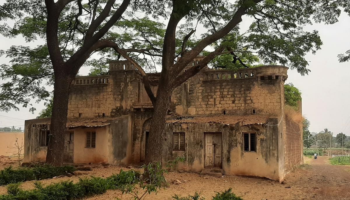 ಬೀದರ್‌ನ ಹಳ್ಳದಕೇರಿಯ ತೋಟಗಾರಿಕೆ ಸಂಶೋಧನಾ ಕೇಂದ್ರದ ಆವರಣದಲ್ಲಿರುವ ನಿಜಾಮರ ಕಾಲದ ಅತಿಥಿಗೃಹ ಪಾಳು ಬಿದ್ದಿದೆ