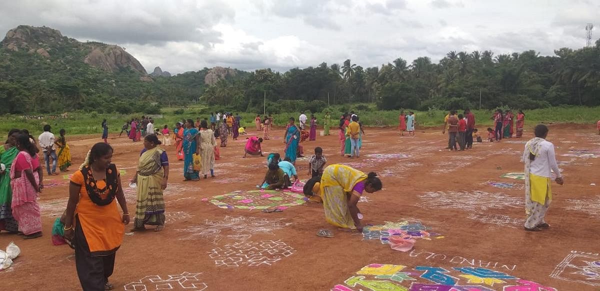 ರಾಮನಗರ ತಾಲ್ಲೂಕಿನ ಹಳ್ಳಿಮಾಳ ಸರ್ಕಲ್‌ನಲ್ಲಿ ರಂಗೋಲಿ ಸ್ಪರ್ಧೆ ನಡೆಯಿತು