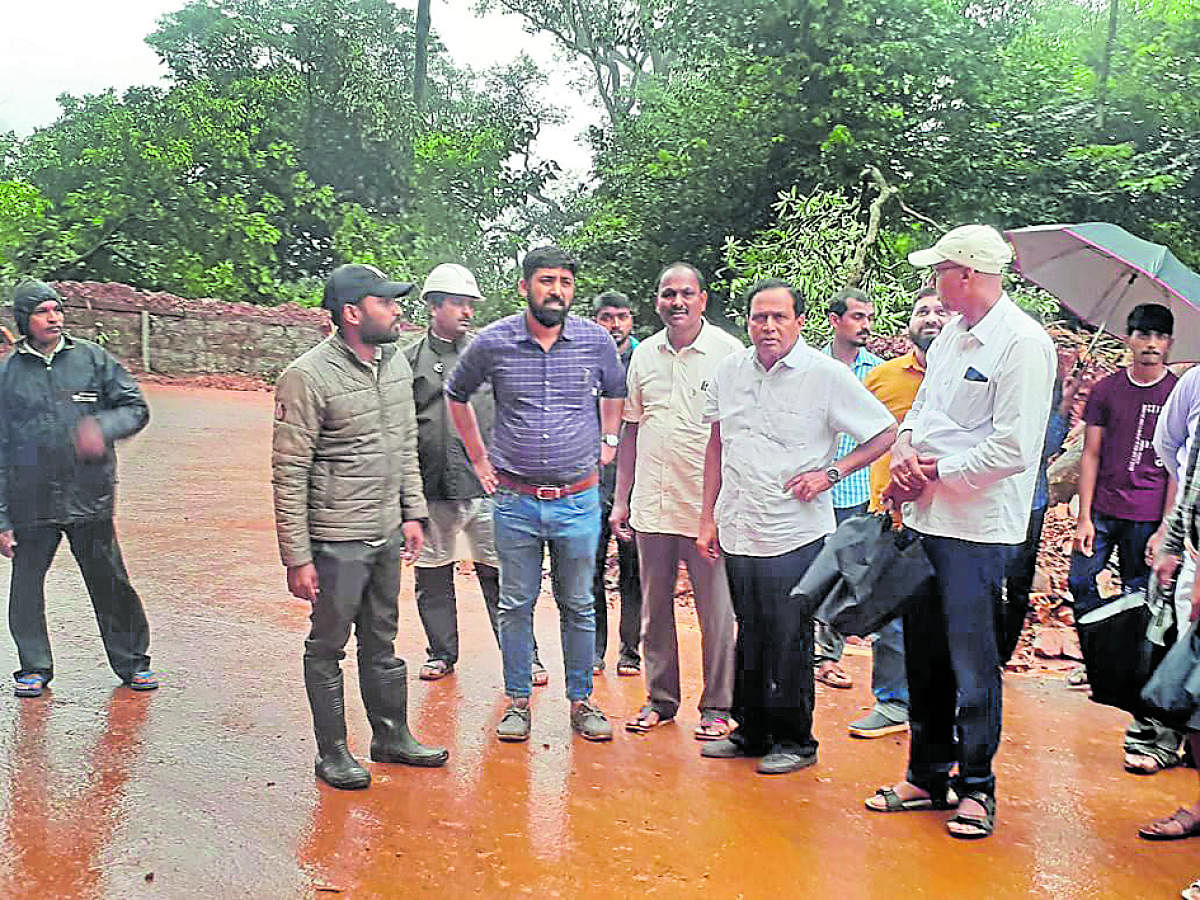 ಹೆಬ್ರಿ ಸಮೀಪದ ಆಗುಂಬೆ ಘಾಟಿಯ ಭೂ ಕುಸಿತ ಸ್ಥಳಕ್ಕೆ ಮಾಜಿ ಸಚಿವ ಕಿಮ್ಮನೆ ರತ್ನಾಕರ ಭೇಟಿ ನೀಡಿದರು.