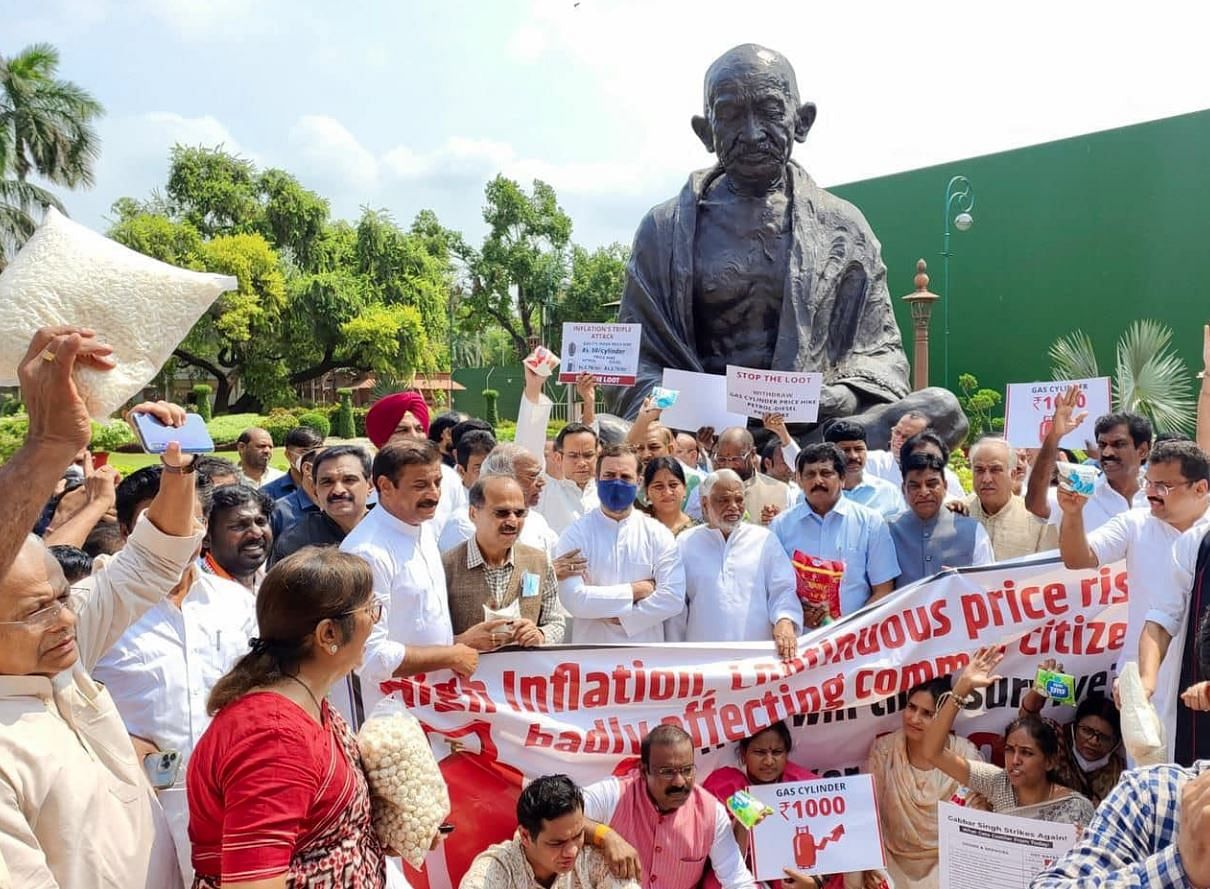 ಕಾಂಗ್ರೆಸ್‌ ಮತ್ತು ಇತರ ಪಕ್ಷಗಳು ಅಧಿವೇಶನದಲ್ಲಿ ಬೆಲೆ ಏರಿಕೆ ಮತ್ತು ಜಿಎಸ್‌ಟಿ ಕುರಿತಾದ ಚರ್ಚೆಗೆ ಆಗ್ರಹಿಸಿ ಪ್ರತಿಭಟನೆ ನಡೆಸುತ್ತಿರುವ ಚಿತ್ರವನ್ನು ಪ್ರಿಯಾಂಕಾ ಗಾಂಧಿ ಟ್ವೀಟ್‌ ಮಾಡಿದ್ದಾರೆ.