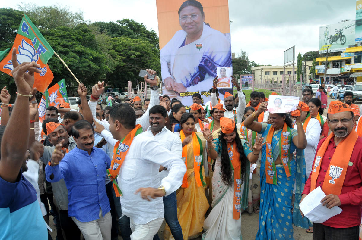 ಚಿಕ್ಕಮಗಳೂರಿನಲ್ಲಿ ಸೋಮವಾರ ಬಿಜೆಪಿ ಮುಖಂಡರು, ಕಾರ್ಯಕರ್ತರ ಸಂಭ್ರಮ ಪರಿ.