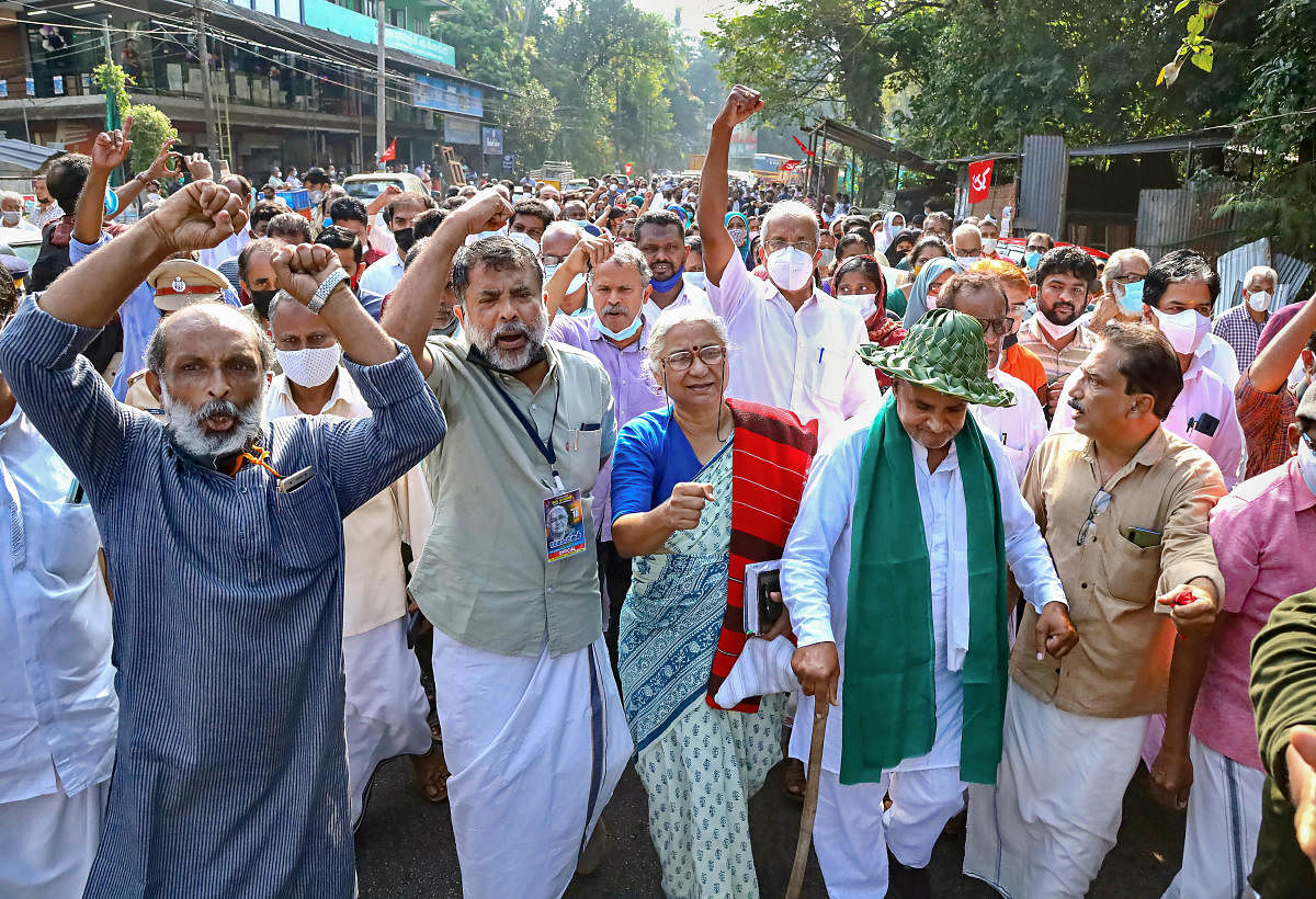 ಯೋಜನೆ ವಿರೋಧಿಸಿ ನಡೆದಿದ್ದ ಪ್ರತಿಭಟನೆಯಲ್ಲಿ ಪರಿಸರವಾದಿ ಮೇಧಾ ಪಾಟ್ಕರ್ ಪಾಲ್ಗೊಂಡಿದ್ದರು