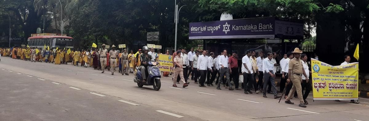 ವಿವಿಧ ಬೇಡಿಕೆಗಳ ಈಡೇರಿಕೆಗೆ ಒತ್ತಾಯಿಸಿ ದಕ್ಷಿಣ ಕನ್ನಡ ಜಿಲ್ಲೆಯ ಟೈಲರ್‌ಗಳು ಬಲ್ಮಠದಿಂದ ಜಿಲ್ಲಾಧಿಕಾರಿ ಕಚೇರಿವರೆಗೆ ಮಂಗಳವಾರ ಪ್ರತಿಭಟನಾ ಮೆರವಣಿಗೆ ನಡೆಸಿದರು– ಪ್ರಜಾವಾಣಿ ಚಿತ್ರ