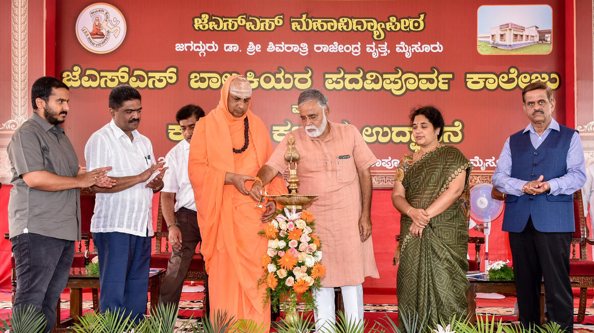 ಮೈಸೂರಿನ ಬಾಪೂಜಿ ಬಡಾವಣೆಯಲ್ಲಿ ನಿರ್ಮಾಣಗೊಂಡಿರುವ ಜೆಎಸ್‌ಎಸ್‌ ಬಾಲಕಿಯರ ಪದವಿಪೂರ್ವ ಕಾಲೇಜನ್ನು ಶುಕ್ರವಾರ ಶಾಲಾ ಶಿಕ್ಷಣ ಮತ್ತು ಸಾಕ್ಷರತಾ ಸಚಿವ ಬಿ.ಸಿ.ನಾಗೇಶ್ ಉದ್ಘಾಟಿಸಿದರು. ಜಿ.ಡಿ.ಹರೀಶ್‌ಗೌಡ, ಅರುಣ್‌ ಶಹ‍ಪುರ, ವೀಣಾ ನಾಗೇಶ್‌, ಸಿ.ಜಿ.ಬೆಟಸೂರಮಠ ಇದ್ದರು