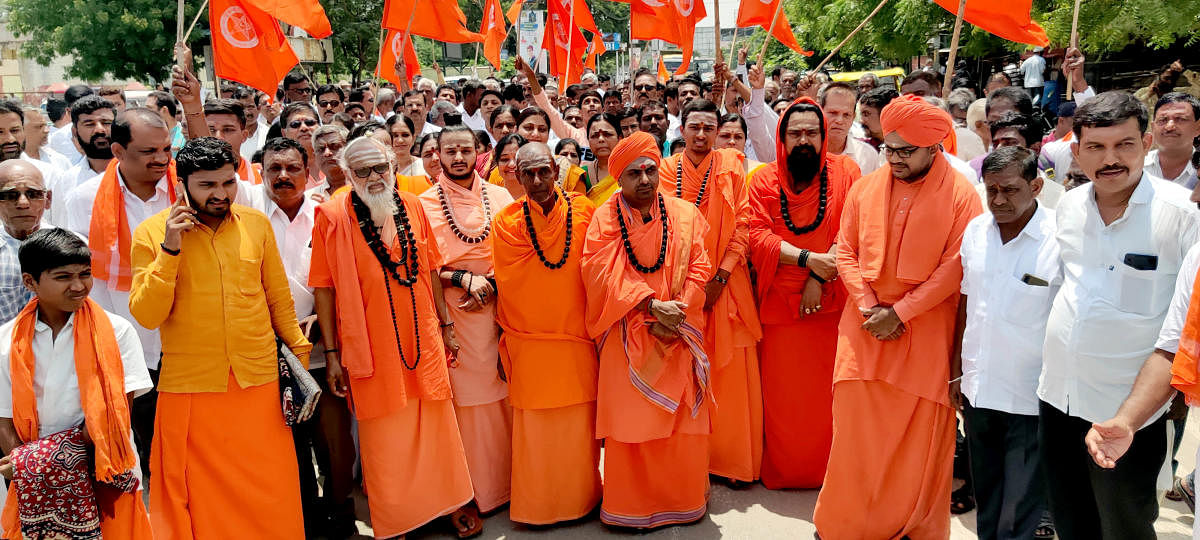 ರಾಯಚೂರಿನಲ್ಲಿ ವೀರಶೈವ ಲಿಂಗಾಯತ ಮಹಾಸಭಾ ಜಿಲ್ಲಾ ಘಟಕದ ನೇತೃತ್ವದಲ್ಲಿ ವಿವಿಧ ಮಠಾಧೀಶರು ಮತ್ತು ಸಮಾಜದ ಮುಖಂಡರು ಸೋಮವಾರ ಪ್ರತಿಭಟನೆ ನಡೆಸಿದರು.