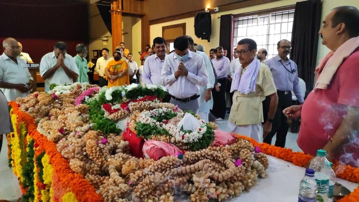 ಎಂಜಿಎಂ ಕಾಲೇಜಿನ ನೂತನ ರವೀಂದ್ರ ಕಲಾಮಂಟಪದಲ್ಲಿ ಟಿ.ಮೋಹನದಾಸ ಪೈಗಳ ಪಾರ್ಥಿವ ಶರೀರದ ದರ್ಶನ ಪಡೆದ ಜಿಲ್ಲಾಧಿಕಾರಿ ಕೂರ್ಮಾರಾವ್ ಅಂತಿಮ ನಮನ ಸಲ್ಲಿಸಿದರು.