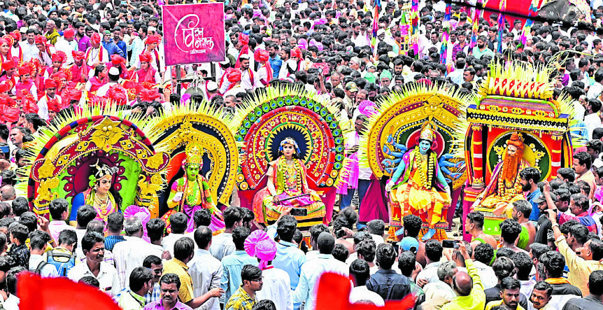 ದಾವಣಗೆರೆಯ ಜಯದೇವ ವೃತ್ತದಲ್ಲಿ ಸೋಮವಾರ ಭೋವಿ ಗುರುಪೀಠದ ಶಿವಯೋಗಿ ಸಿದ್ದರಾಮೇಶ್ವರ ದೇವರ 60ನೇ ರಥ ವಜ್ರಮಹೋತ್ಸವ ಕಾರ್ಯಕ್ರಮದಲ್ಲಿ ಕಲಾವಿದರು ಜಾನಪದ ನೃತ್ಯ ಪ್ರದರ್ಶಿಸಿದರು         –ಪ್ರಜಾವಾಣಿ ಚಿತ್ರ/ ಸತೀಶ ಬಡಿಗೇರ್