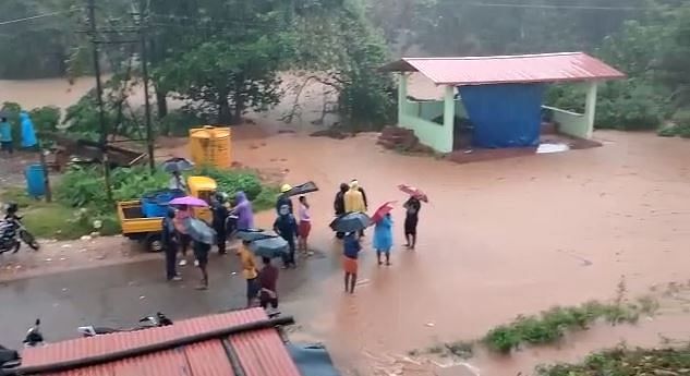 ಹರಿಹರ ಪಲ್ಲತಡ್ಕ ವೃತ್ತದಲ್ಲಿ ನೀರು ನಿಂತಿರುವುದು 