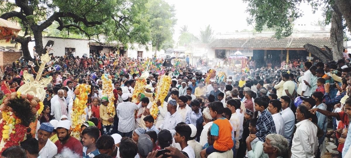 ನವಲಗುಂದ ನಗರದ ಚವಡಿ ಬಯಲಿನಲ್ಲಿ ಮೊಹರಂ ಆಚರಣೆ ಅಂಗವಾಗಿ ಮಂಗಳವಾರ ಪಂಜಾಗಳ ಮೆರವಣಿಗೆ ನಡೆಯಿತು