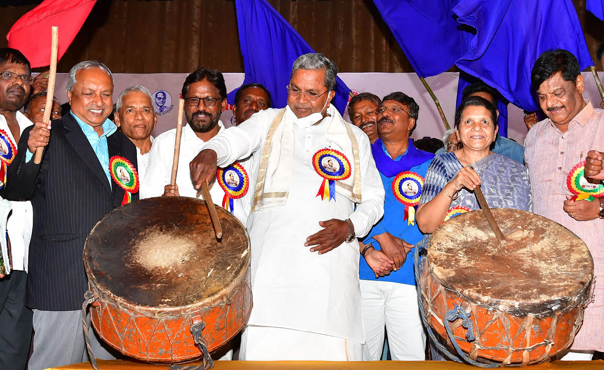 ಡೋಳು ಬಡಿಯುವ ಮೂಲಕ ಸಮಾವೇಶವನ್ನು ಸಿದ್ದರಾಮಯ್ಯ ಮತ್ತು ರಮಾಬಾಯಿ ಆನಂದ ತೇಲ್ತುಂಬ್ಡೆ ಉದ್ಘಾಟಿಸಿದರು. ಹೈಕೋರ್ಟ್ ನಿವೃತ್ತ ನ್ಯಾಯಮೂರ್ತಿ ಎಚ್.ಎನ್.ನಾಗಮೋಹನದಾಸ್, ವಕೀಲ ರವಿವರ್ಮಕುಮಾರ್, ದಲಿತ ಸಂಘರ್ಷ ಸಮಿತಿ ಸಂಯೋಜಕ ವಿ.ನಾಗರಾಜ್, ಮಾವಳ್ಳಿ ಶಂಕರ್, ಕಾಂಗ್ರೆಸ್ ಮುಖಂಡ ಎಚ್‌.ಸಿ.ಮಹದೇವಪ್ಪ ಇದ್ದರು –ಪ್ರಜಾವಾಣಿ ಚಿತ್ರ