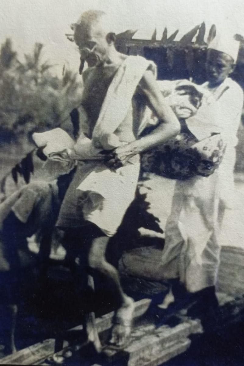 1932ರ ಫೆ.25ರಂದು ಉಡುಪಿಗೆ ಭೇಟಿನೀಡಿದ ಮಹಾತ್ಮ ಗಾಂಧೀಜಿ ಉದ್ಯಾವರದ ಹೊಳೆ ದಾಟುತ್ತಿರುವುದು.