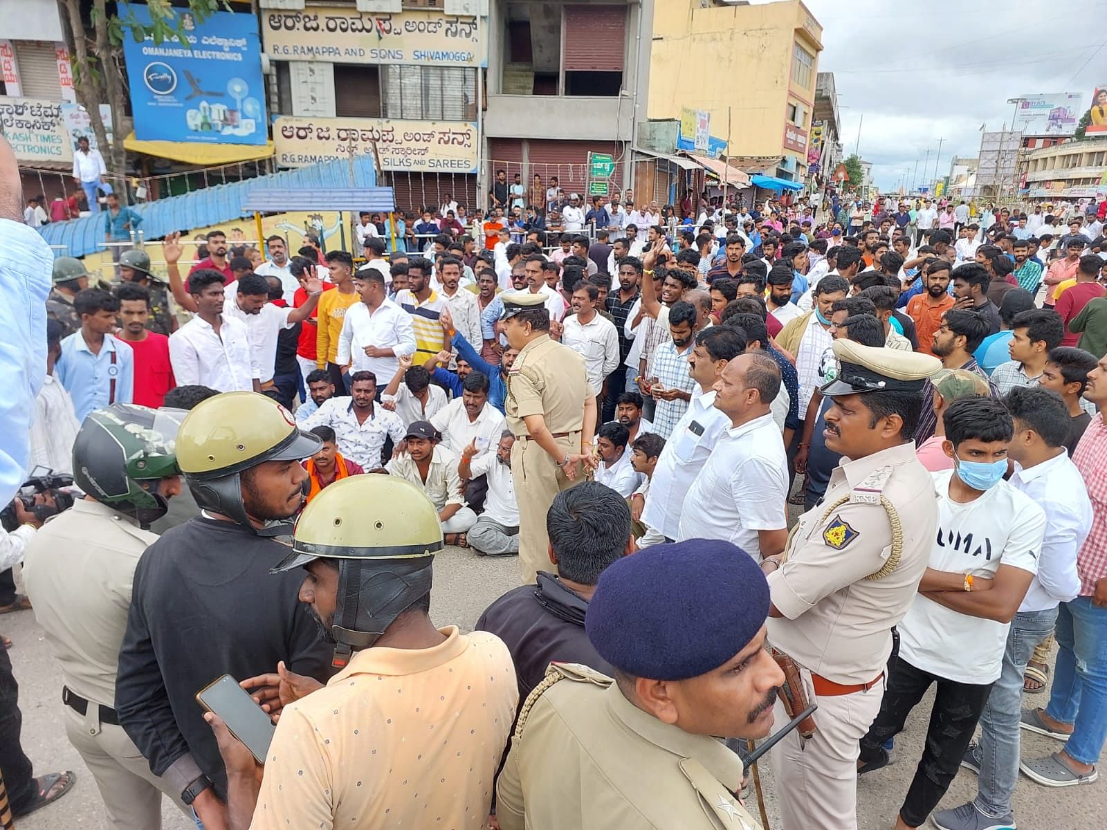 ಸಾವರ್ಕರ್, ಟಿಪ್ಪು ಕಟೌಟ್ ಅಳವಡಿಕೆ ವಿವಾದ: ಶಿವಮೊಗ್ಗ ಉದ್ವಿಗ್ನ