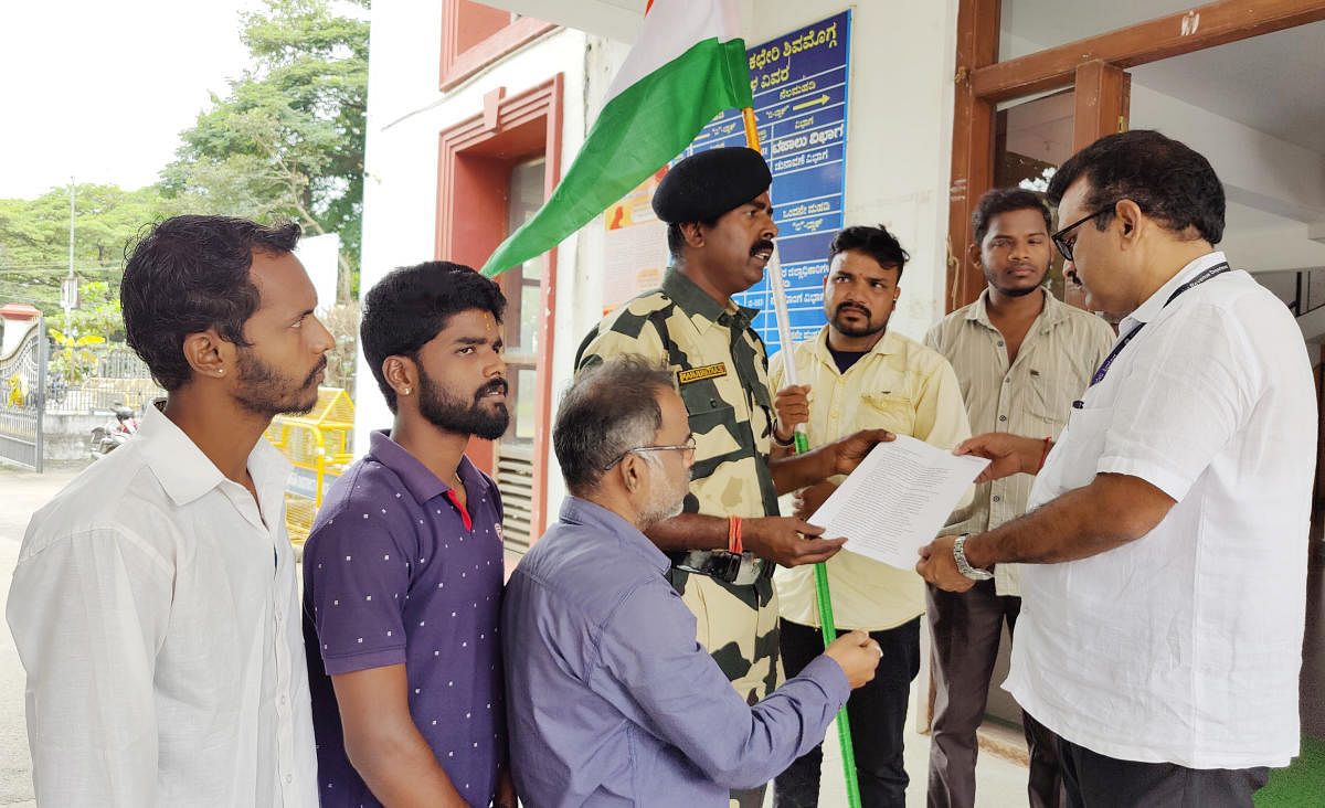 ಗಡಿ ಭದ್ರತಾ ಪಡೆಯ ಮಾಜಿ ಸೈನಿಕ ಎಸ್.ಮಂಜುನಾಥ್ ಏಕಾಂಗಿಯಾಗಿ ಗುರುವಾರ ಶಿವಮೊಗ್ಗ ನಗರ ಬಸ್ ನಿಲ್ದಾಣದಿಂದ ಜಿಲ್ಲಾಧಿಕಾರಿ ಕಚೇರಿವರೆಗೆ ಪಾದಯಾತ್ರೆ ನಡೆಸಿದರು. ನಂತರ ಡಿಸಿ ಕಚೇರಿಗೆ ಮನವಿ ಸಲ್ಲಿಸಿದರು.