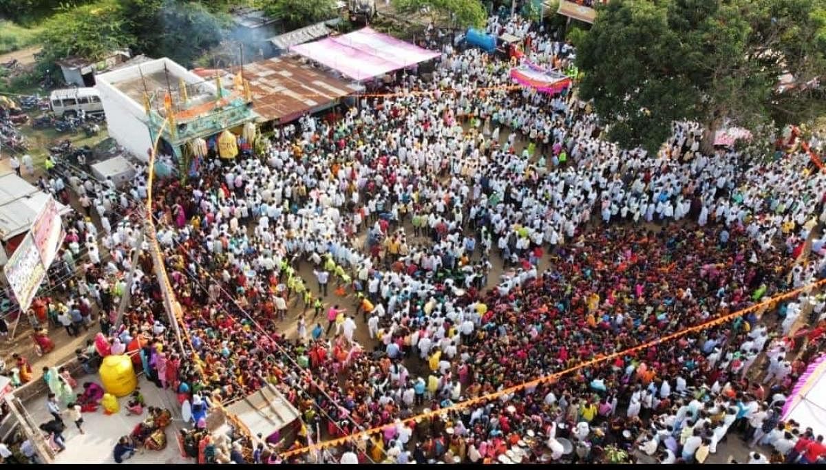 ಕೊಲ್ಹಾರ ತಾಲ್ಲೂಕಿನ ಬಳೂತಿ ಗ್ರಾಮದಲ್ಲಿ ಬೀಬಿ ಫಾತೀಮಾ ಜಾರತ್ ಉತ್ಸವದ ಅಂಗವಾಗಿ ಸಹಸ್ರಾರು ಜನರ ನಡುವೆ ಡೋಲಿ ಮೆರವಣಿಗೆ ವೈಭವದಿಂದ ನಡೆಯಿತು 