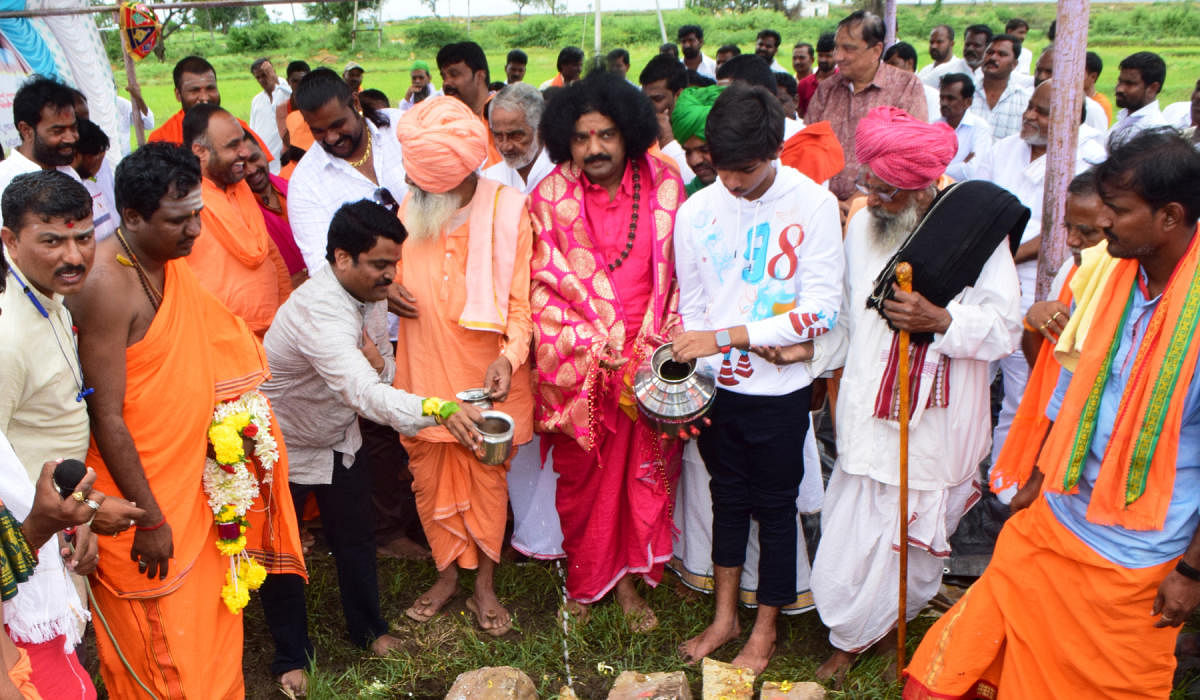 ಹುಣಸಗಿ ಪಟ್ಟಣದಲ್ಲಿ ಅಮ್ಮಾ ಆಸ್ಪತ್ರೆಗೆ ಭೂಮಿ ಪೂಜೆ ನೆರವೇರಿಸಲಾಯಿತು  