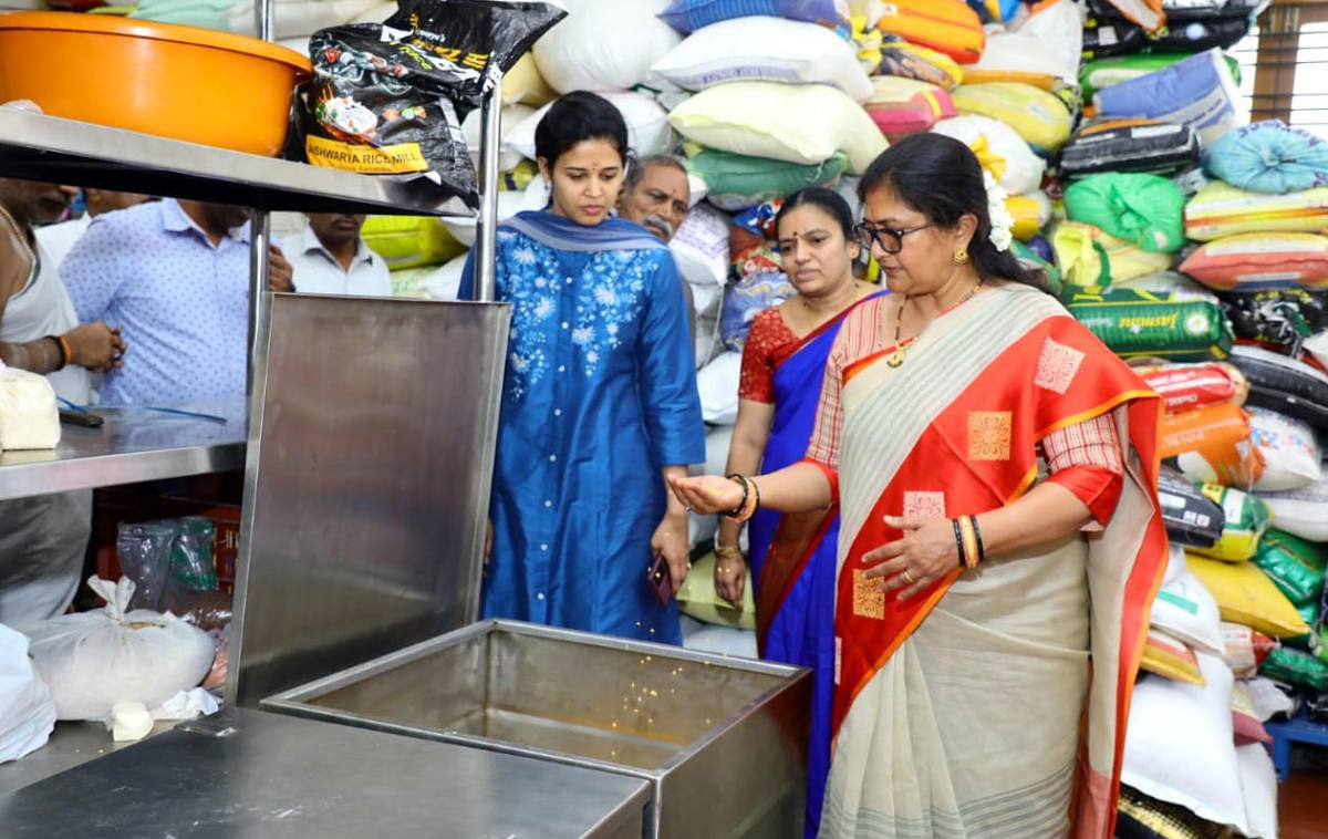 ಬನಶಂಕರಿ ದೇವಸ್ಥಾನದ ದಾಸೋಹ ಭವನದಲ್ಲಿ ಬೇಳೆ–ಕಾಳುಗಳನ್ನು ಪರಿಶೀಲಿಸುತ್ತಿರುವ ಮುಜರಾಯಿ ಸಚಿವೆ ಶಶಿಕಲಾ ಜೊಲ್ಲೆ. ಇಲಾಖೆ ಆಯುಕ್ತೆ ರೋಹಿಣಿ ಸಿಂಧೂರಿ ಮತ್ತು ಇತರರು ಇದ್ದಾರೆ.