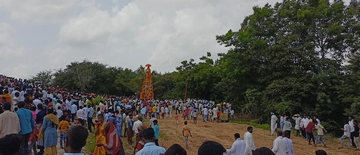 ಯಾದಗಿರಿ ತಾಲ್ಲೂಕಿನ ಕಾಳೆಬೆಳಗುಂದಿ ಬಂಡೆ ರಾಚೋಟೇಶ್ಚರ ಜಾತ್ರಾ ಮಹೋತ್ಸವ ಪ್ರಯುಕ್ತ ರಥೋತ್ಸವ ನಡೆಯಿತು