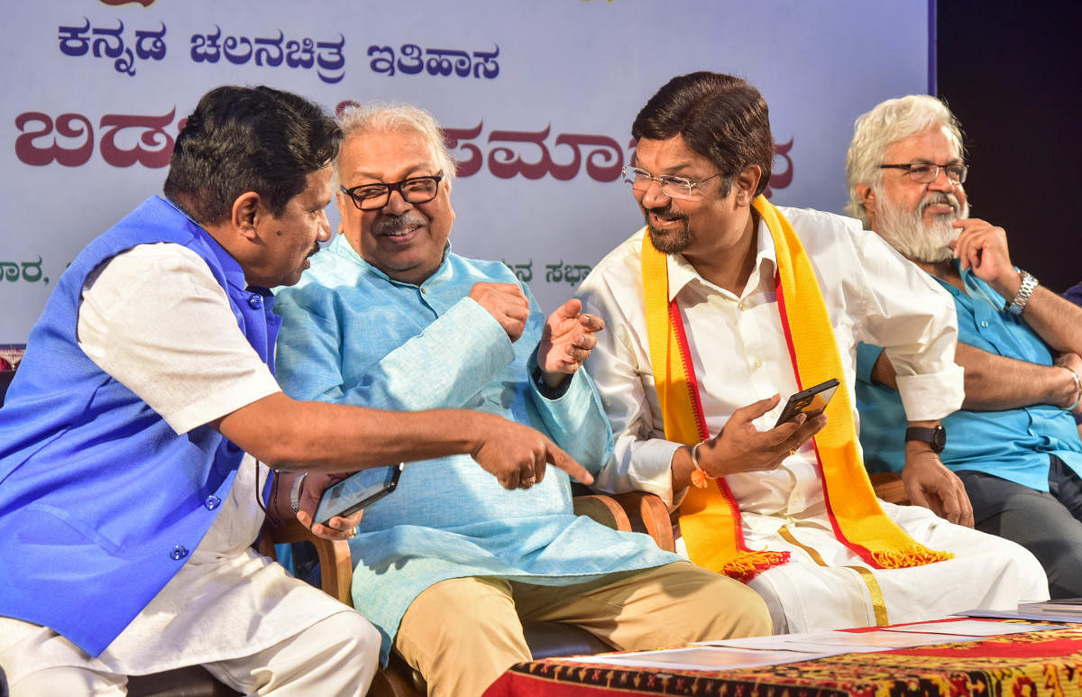 ಕಾರ್ಯಕ್ರಮದಲ್ಲಿ ಟಿ.ಎಸ್. ನಾಗಾಭರಣ, ಎಚ್.ಎಸ್. ವೆಂಕಟೇಶಮೂರ್ತಿ ಹಾಗೂ ಕನ್ನಡ ಸಾಹಿತ್ಯ ಪರಿಷತ್ತಿನ ಅಧ್ಯಕ್ಷ ಮಹೇಶ ಜೋಶಿ ಚರ್ಚಿಸಿದರು. ಚಿತ್ರ ನಟ ಸುಂದರರಾಜ್ ಇದ್ದಾರೆ. –ಪ್ರಜಾವಾಣಿ ಚಿತ್ರ