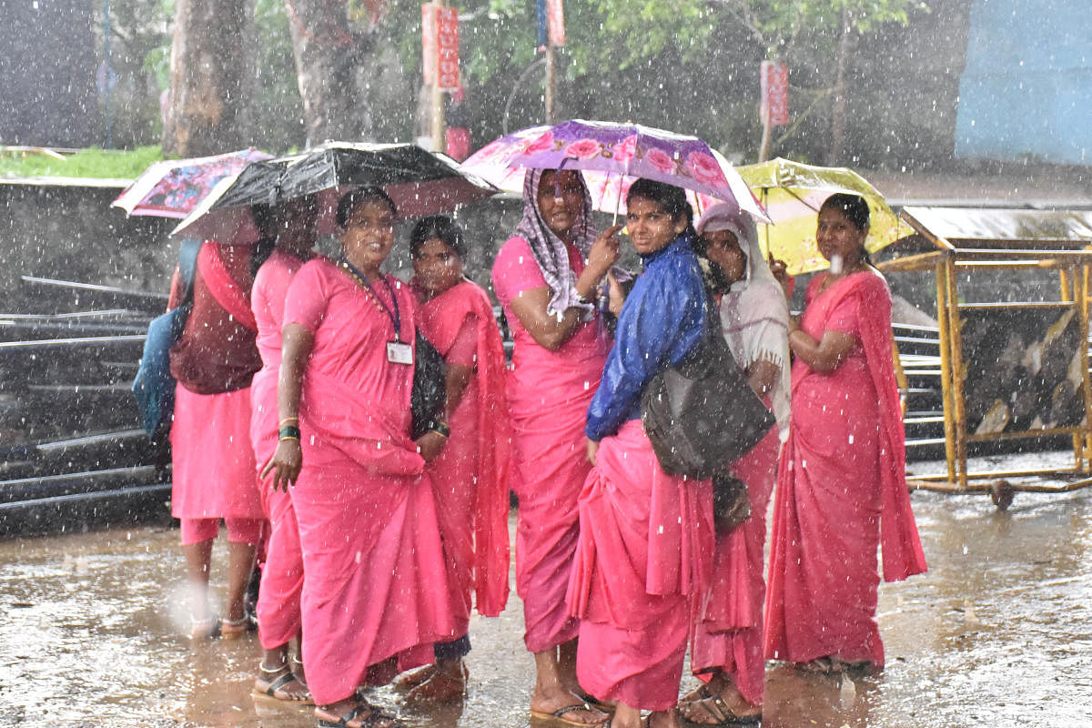 ಕೋವಿಡ್ ಕರ್ತವ್ಯ ನಿರತ ಆಶಾ ಕಾರ್ಯಕರ್ತೆಯರು