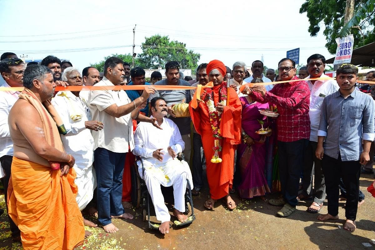 ಹೊಸಪೇಟೆಯಲ್ಲಿ ನೂತನವಾಗಿ ನಿರ್ಮಿಸಿದ ಸಣ್ಣಕ್ಕಿ ವೀರಭದ್ರೇಶ್ವರ ದೇವಸ್ಥಾನದ ಮಹಾದ್ವಾರವನ್ನು ಕೊಟ್ಟೂರು ಬಸವಲಿಂಗ ಸ್ವಾಮೀಜಿ, ಸಚಿವ ಆನಂದ್‌ ಸಿಂಗ್‌ ಉದ್ಘಾಟಿಸಿದರು