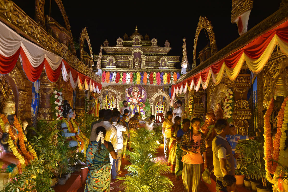 ಚಿಕ್ಕಬಳ್ಳಾಪುರದಲ್ಲಿ ಸಿದ್ಧಿ ವಿನಾಯಕ ವರ್ತಕರ ಸಂಘದಿಂದ ಪ್ರತಿಷ್ಠಾಪಿಸಿರುವ ಗಣೇಶಮೂರ್ತಿ