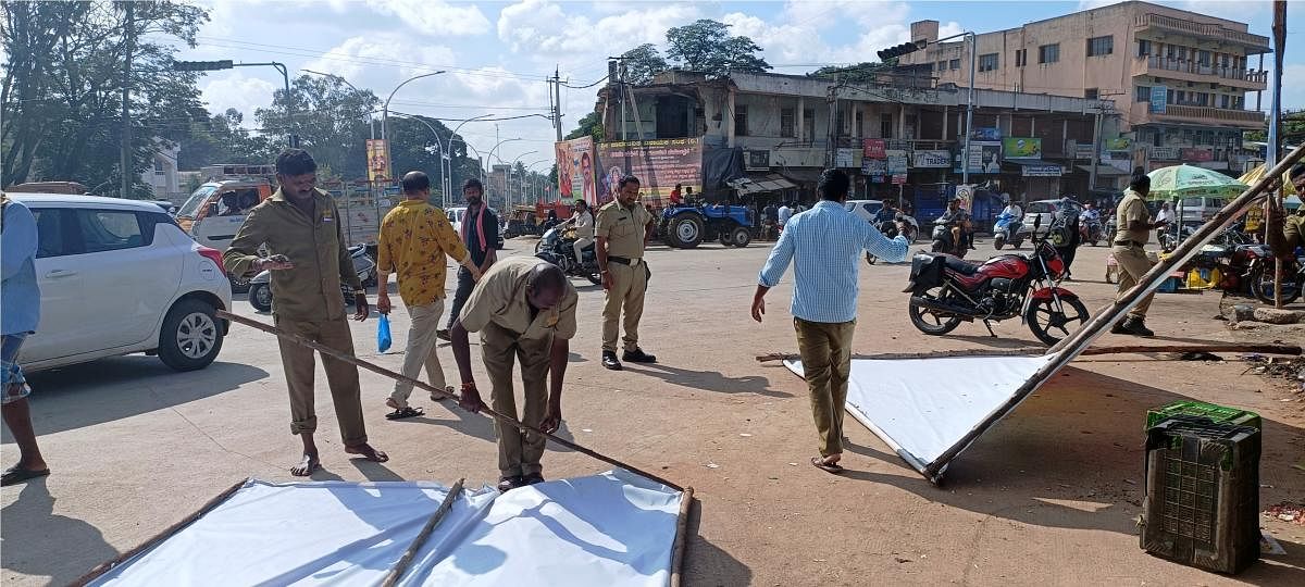 ಹರಿಹರದ ಗಾಂಧಿ ವೃತ್ತದಲ್ಲಿ ಅನಧಿಕೃತವಾಗಿ ಅಳವಡಿಸಿದ್ದ ಫ್ಲೆಕ್ಸ್‌ ಬೋರ್ಡ್‌ಗಳನ್ನು ಪೊಲೀಸ್ ಸಿಬ್ಬಂದಿಯ ಸಮ್ಮುಖದಲ್ಲಿ ನಗರಸಭೆ ಸಿಬ್ಬಂದಿ ಗುರುವಾರ ತೆರವುಗೊಳಿಸಿದರು.