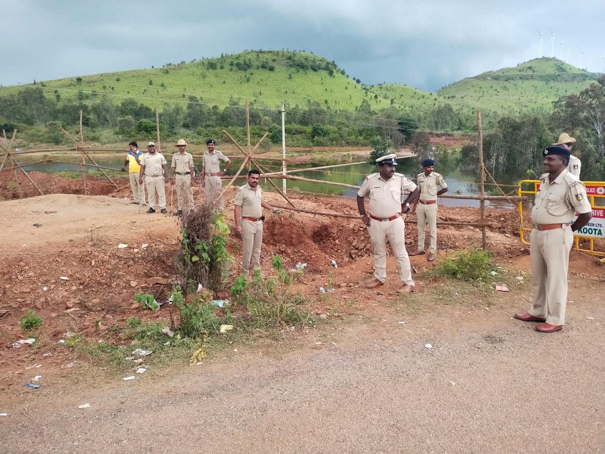 ಹಿರಿಯೂರು ತಾಲ್ಲೂಕಿನ ವಾಣಿವಿಲಾಸ ಜಲಾಶಯ ಕೋಡಿ ಬೀಳುವುದನ್ನು ನೋಡಲು ಜನರು ಬರುತ್ತಿರುವ ಕಾರಣ ಮುಂಜಾಗ್ರತಾ ಕ್ರಮವಾಗಿ ಪೊಲೀಸ್‌ ಬಂದೋಬಸ್ತ್ ಹಾಕಿರುವುದು