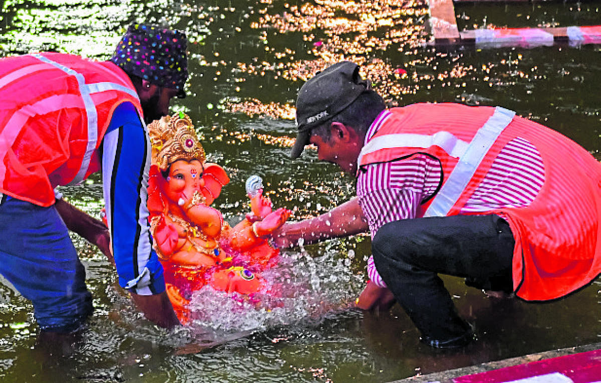 ಬೆಂಗಳೂರು ನಗರದ ಸ್ಯಾಂಕಿ ಕೆರೆಯಲ್ಲಿ ಬುಧವಾರ ಬಿಬಿಎಂಪಿ ವ್ಯವಸ್ಥೆ ಮಾಡಿದ್ದ ಜಾಗದಲ್ಲಿ ಸಾರ್ವಜನಿಕರು ನೀಡಿದ ಗಣೇಶ ವಿಗ್ರಹಗಳನ್ನು ಬಿಬಿಎಂಪಿ ನೌಕರರು ವಿಸರ್ಜಿಸಿದರು - –ಪ್ರಜಾವಾಣಿ ಚಿತ್ರ/ಕೃಷ್ಣಕುಮಾರ್ ಪಿ.ಎಸ್.