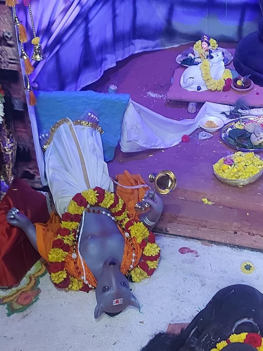 ಮಾಲೂರು ಕುಂಬಾರ ಪೇಟೆ ವ್ಯಾಪ್ತಿಯಲ್ಲಿ ಪ್ರತಿಷ್ಠಾಪಿಸಿದ್ದ ವಿಗ್ರಹವನ್ನು ಕೆಡವಿರುವುದು