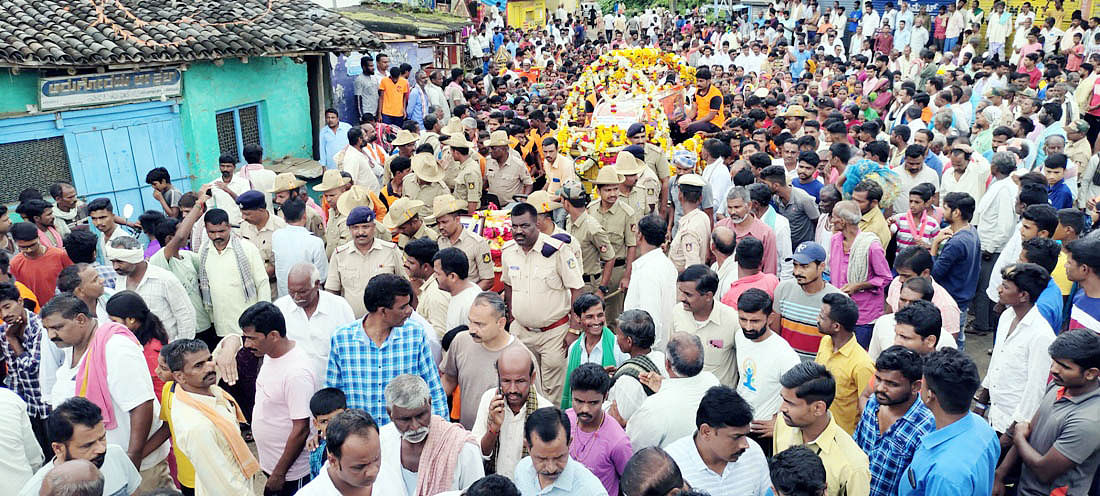 ನೇಗಿನಹಾಳದಲ್ಲಿ ಮಂಗಳವಾರ ಮಧ್ಯಾಹ್ನ ಬಸವಸಿದ್ಧಲಿಂಗ ಶ್ರೀಗಳ ಅಂತಿಮ ಯಾತ್ರೆಗೆ ಅಪಾರ ಜನ ಸೇರಿದ್ದರು