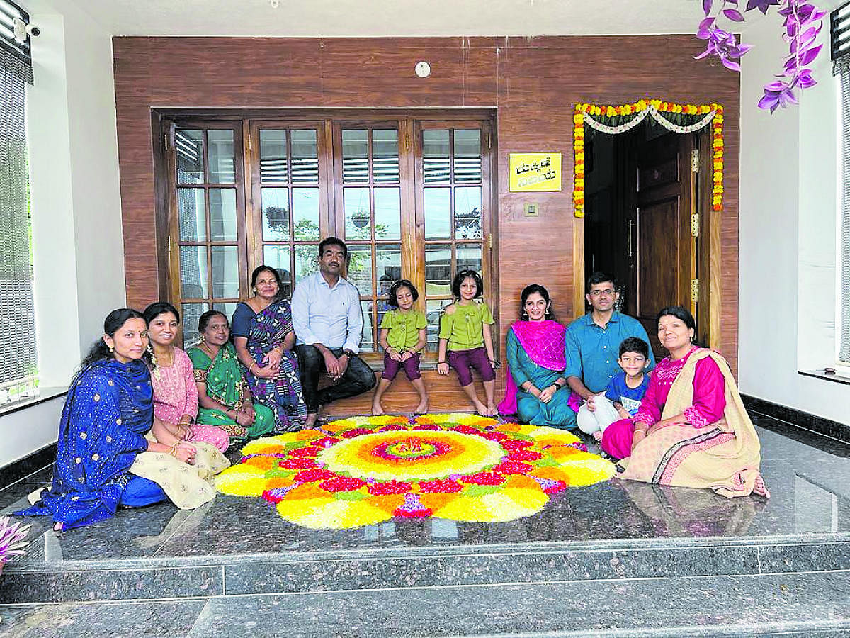 ಕುಶಾಲನಗರ ನಿವಾಸಿ ಎಸ್‌. ಆರ್.ರುಕ್ಮಿಣಿ ಅವರ ಮನೆಯ ಮುಂದೆ ಓಣಂ ಹಬ್ಬದ ಸಂದರ್ಭದಲ್ಲಿ ಪೂಕಳಂ (ಹೂವಿನ ರಂಗೋಲಿ) ಅಲಂಕಾರ ಗಮನ ಸೆಳೆಯಿತು