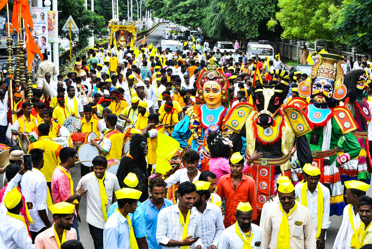 ಬ್ರಹ್ಮಶ್ರೀ ನಾರಾಯಣ ಗುರುಗಳ ಜಯಂತಿ ಅಂಗವಾಗಿ ಕಲಬುರಗಿ‌ಯಲ್ಲಿ ವಿವಿಧ ಕಲಾ ತಂಡಗಳ ಮೆರವಣಿಗೆ ಹಾಗೂ ನಾರಾಯಣಗುರುಗಳ ಭಾವಚಿತ್ರದ ಮೆರವಣಿಗೆ ನಡೆಯಿತು