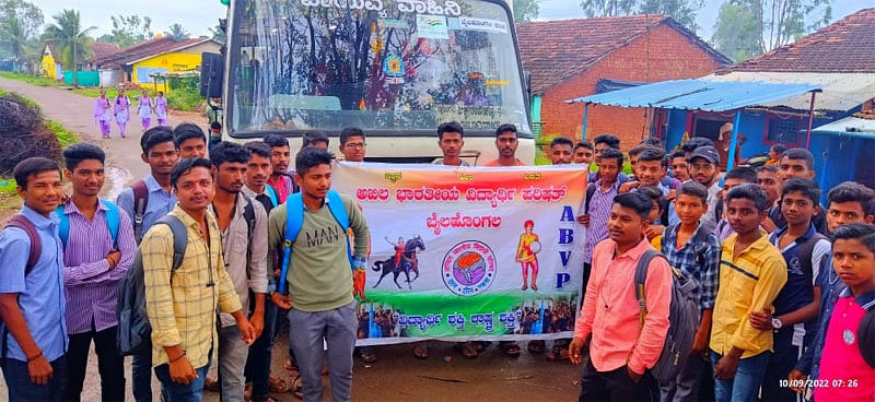 ಬೈಲಹೊಂಗಲ ತಾಲ್ಲೂಕಿನ ಸಂಗೊಳ್ಳಿ ಗ್ರಾಮದಲ್ಲಿ ಸಮಪರ್ಕ ಬಸ್ ಸೌಲಭ್ಯ ಕಲ್ಪಿಸಲು ಒತ್ತಾಯಿಸಿ ಎಬಿವಿಪಿಯಿಂದ ಶನಿವಾರ ಪ್ರತಿಭಟನೆ ನಡೆಯಿತು