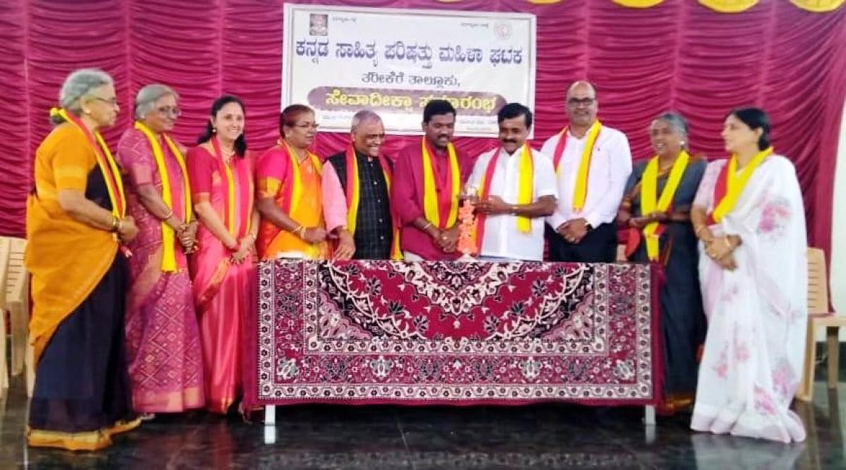 ತರೀಕೆರೆ ಪಟ್ಟಣದ ಅನ್ನಪೂರ್ಣ ಸಮುದಾಯ ಭವನದಲ್ಲಿ ನಡೆದ ಕನ್ನಡ ಸಾಹಿತ್ಯ ಪರಿಷತ್ ಮಹಿಳಾ ಘಟಕದ ಪದಾಧಿಕಾರಿಗಳ ಸೇವಾ ದೀಕ್ಷಾ ಸಮಾರಂಭವನ್ನು ಕನ್ನಡ ಸಾಹಿತ್ಯ ಪರಿಷತ್ ಜಿಲ್ಲಾ ಘಟಕದ ಅಧ್ಯಕ್ಷ ಸೂರಿ ಶ್ರೀನಿವಾಸ್ ಉದ್ಘಾಟಿಸಿದರು. 