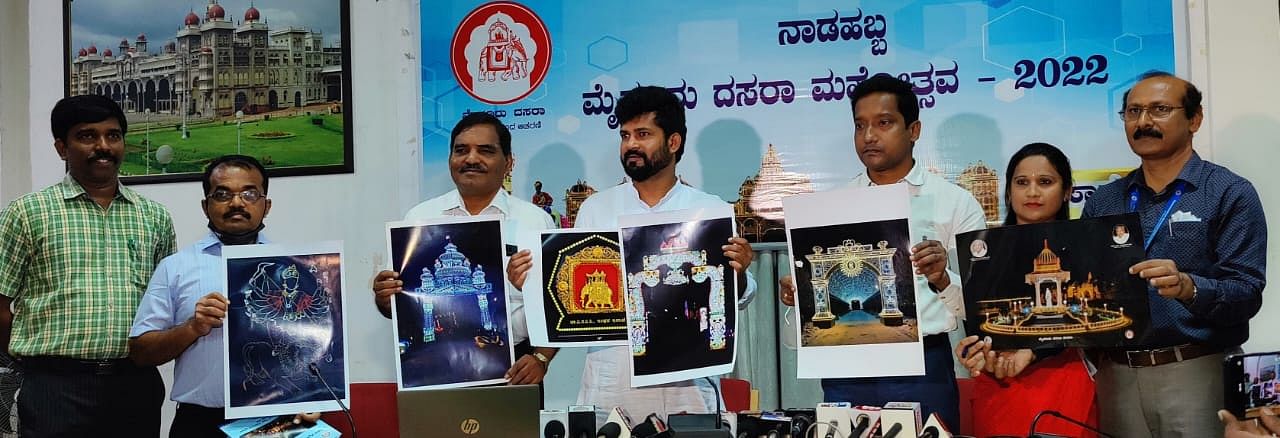 ಮೈಸೂರಿನ ಜಿಲ್ಲಾಧಿಕಾರಿ ಕಚೇರಿಯಲ್ಲಿ ದಸರಾ ದೀಪಾಲಂಕಾರದ ಪ್ರಚಾರ ಸಾಮಗ್ರಿಯನ್ನು ಗುರುವಾರ ಸಂಸದ ಪ್ರತಾಪಸಿಂಹ ಬಿಡುಗಡೆ ಮಾಡಿದರು‌. ಸೆಸ್ಕ್ ವ್ಯವಸ್ಥಾಪಕ ನಿರ್ದೇಶಕ ಜಯವಿಭವಸ್ವಾಮಿ, ಜಿಲ್ಲಾಧಿಕಾರಿ ಡಾ.ಬಗಾದಿ ಗೌತಮ್ ಹಾಗೂ ಸೆಸ್ಕ್ ಅಧಿಕಾರಿಗಳು ಇದ್ದರು