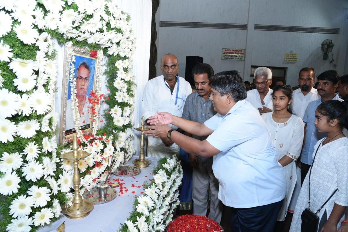 ಉಡುಪಿ ನಗರದ ಪುರಭವನದಲ್ಲಿ ಶನಿವಾರ ಆಯೋಜಿಸಿದ್ದ ಮಹಾಲಕ್ಷ್ಮೀ ಕೋ ಆಪರೇಟಿವ್ ಬ್ಯಾಂಕ್ ಮಾಜಿ ಅಧ್ಯಕ್ಷ ಆನಂದ ಪುತ್ರನ್ ಅವರ ಶ್ರದ್ಧಾಂಜಲಿ ಸಭೆಯಲ್ಲಿ ಉದ್ಯಮಿ ಡಾ.ಜಿ.ಶಂಕರ್ ಪುಷ್ಪ ನಮನ ಸಲ್ಲಿಸಿದರು.