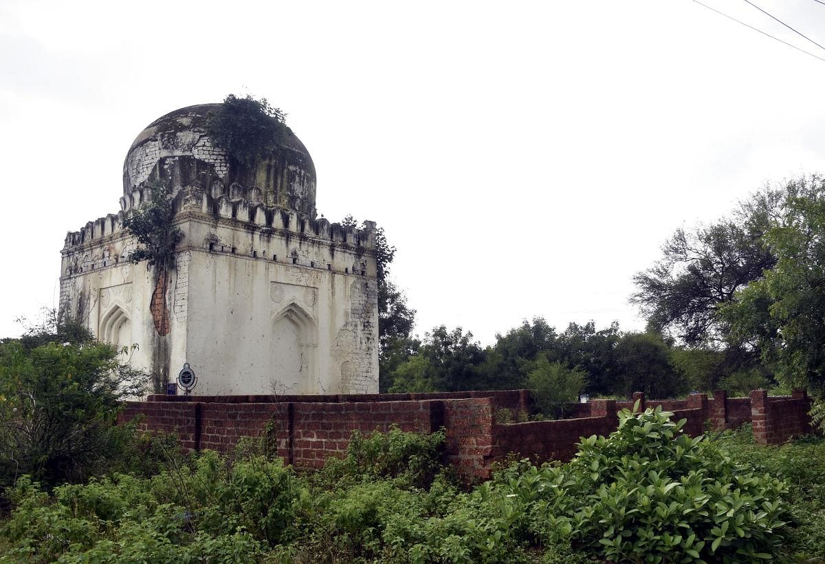 ಬೀದರ್‌ನ ಶಿವನಗರದಿಂದ ಪ್ರತಾಪನಗರಕ್ಕೆ ಹೋಗುವ ಮಾರ್ಗದಲ್ಲಿ ಏರ್‌ಫೋರ್ಸ್‌ ಕಚೇರಿ ಬಳಿ ಸ್ಮಾರಕದ ಜಾಗವನ್ನೇ ಒತ್ತುವರಿ ಮಾಡಲಾಗಿದೆ