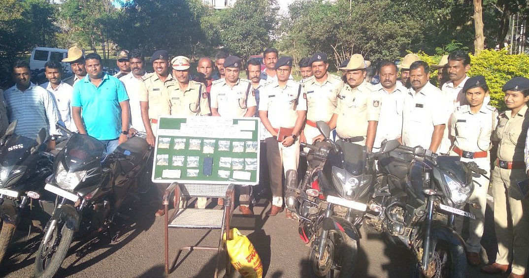 ಗೋಕಾಕ ತಾಲ್ಲೂಕಿನ ಶಿಂಧಿಕುರಬೇಟ ಗ್ರಾಮದ ಬಳಿ ಈಚೆಗೆ ಚಿನ್ನಾಭರಣ ದರೋಡೆ ಮಾಡಿದ ಪ್ರಕರಣ ಭೇದಿಸಿದ ಘಟಪ್ರಭಾ ಠಾಣೆಯ ಪೊಲೀಸರನ್ನು ಎಸ್ಪಿ ಡಾ.ಸಂಜೀವ ‍ಪಾಟೀಲ ಅಭಿನಂದಿಸಿದರು.