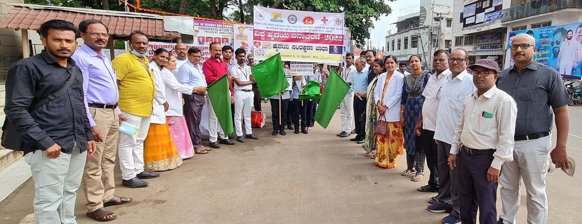 ವಿಜಯಪುರ ನಗರದಲ್ಲಿ ವಿಶ್ವ ಹೃದಯ ದಿನದ ಅಂಗವಾಗಿ ಸಿದ್ದೇಶ್ವರ ಗುಡಿಯಿಂದ ಆರಂಭವಾದ ಜಾಥಾಕ್ಕೆ ಜಿಲ್ಲಾ ಆರೋಗ್ಯ ಮತ್ತು ಕುಟುಂಬ ಕಲ್ಯಾಣಾಧಿಕಾರಿ ಡಾ. ಸುರೇಶ ಚವ್ಹಾಣ ಮತ್ತು ಅಶ್ವಿನಿ ಆಸ್ಪತ್ರೆಯ ಮುಖ್ಯಸ್ಥ ಹಾಗೂ ಚಿಕ್ಕಮಕ್ಕಳ ತಜ್ಞ ಡಾ.ಎಲ್.ಎಚ್.ಬಿದರಿ ಹಸಿರು ನಿಶಾನೆ ತೋರಿಸುವ ಮೂಲಕ ಚಾಲನೆ ನೀಡಿದರು 