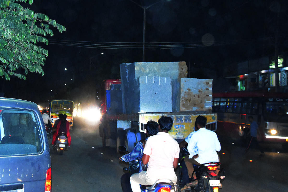 ಚಿಕ್ಕಬಳ್ಳಾಪುರ ನಗರದಲ್ಲಿ ಕಲ್ಲಿನ ದಿಮ್ಮಿಗಳನ್ನು ಹೊತ್ತೊಯ್ಯುತ್ತಿರುವ ಲಾರಿಗಳು