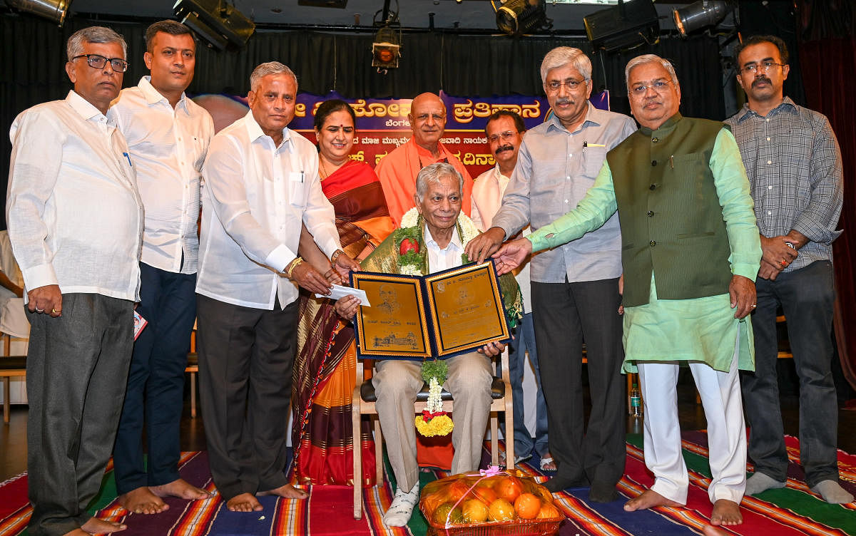 ಸಮಾರಂಭದಲ್ಲಿ ಎಸ್.ಕೆ.ಕಾಂತಾ ಅವರಿಗೆ ‘ಜೆ.ಎಚ್.ಪಟೇಲ್ ಪ್ರಶಸ್ತಿ’ ನೀಡಿ ಗೌರವಿಸಲಾಯಿತು. (ಎಡದಿಂದ) ಪಾಲನೇತ್ರ, ಬಿ.ಎಸ್.ನವೀನ್, ವಿ.ಸೋಮಣ್ಣ, ಶೈಲಜಾ, ಪಂಡಿತಾರಾಧ್ಯ ಶಿವಾಚಾರ್ಯ ಸ್ವಾಮೀಜಿ, ಜಯಪ್ರಕಾಶ್ ಹೆಗ್ಡೆ, ಗೋವಿಂದ ಎಂ. ಕಾರಜೋಳ, ಅರುಣ್ ಸೋಮಣ್ಣ ಇದ್ದರು ಪ್ರಜಾವಾಣಿ ಚಿತ್ರ