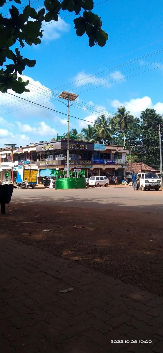 ಪುತ್ತೂರು ತಾಲ್ಲೂಕಿನ ಈಶ್ವರಮಂಗಲ ಪೇಟೆಯ ಜಂಕ್ಷನ್ ಭಾಗದಲ್ಲಿರುವ ‘ಮೇಜರ್ ಸಂದೀಪ್ ಉಣ್ಣಿಕೃಷ್ಣನ್’ ಸ್ಮಾರಕ ವೃತ್ತಕ್ಕೆ ಅಳವಡಿಸಿದ ಹಸಿರುಬಟ್ಟೆ